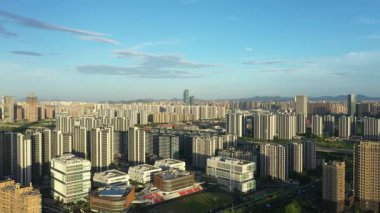 Modern gökdelenleri, Hangzhou Çin 'i olan hareketli bir şehrin havadan görünüşü. Yüksek kalite 4k görüntü
