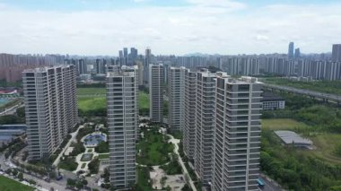 Modern gökdelenleri, Hangzhou Çin 'i olan hareketli bir şehrin havadan görünüşü. Yüksek kalite 4k görüntü