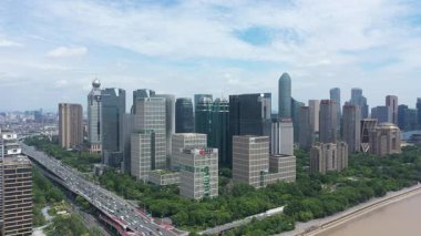 Modern gökdelenleri, Hangzhou Çin 'i olan hareketli bir şehrin havadan görünüşü. Yüksek kalite 4k görüntü