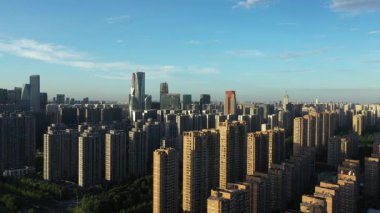 Modern gökdelenleri, Hangzhou Çin 'i olan hareketli bir şehrin havadan görünüşü. Yüksek kalite 4k görüntü