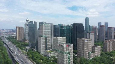 Modern gökdelenleri, Hangzhou Çin 'i olan hareketli bir şehrin havadan görünüşü. Yüksek kalite 4k görüntü