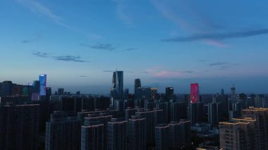 Şehirde günbatımının havadan görünüşü, Hangzhou Çin. Yüksek kalite 4k görüntü