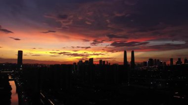 Şehirde günbatımının havadan görünüşü, Hangzhou Çin. Yüksek kalite 4k görüntü