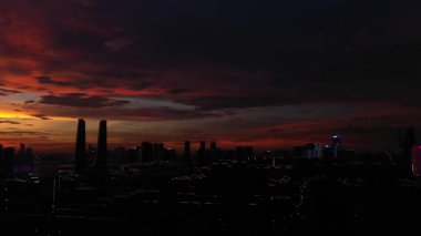 Şehirde günbatımının havadan görünüşü, Hangzhou Çin. Yüksek kalite 4k görüntü
