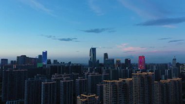 Şehirde günbatımının havadan görünüşü, Hangzhou Çin. Yüksek kalite 4k görüntü