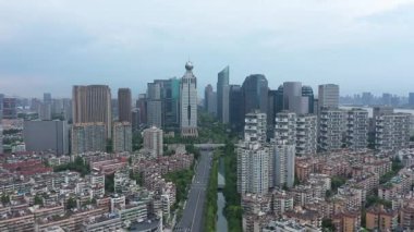Modern gökdelenleri, Hangzhou Çin 'i olan hareketli bir şehrin havadan görünüşü. Yüksek kalite 4k görüntü