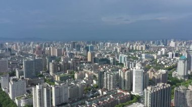 Modern gökdelenleri, Hangzhou Çin 'i olan hareketli bir şehrin havadan görünüşü. Yüksek kalite 4k görüntü