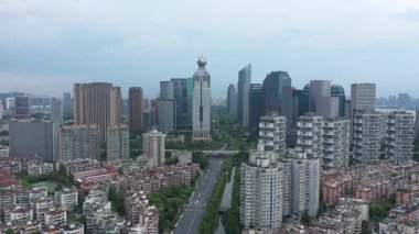 Modern gökdelenleri, Hangzhou Çin 'i olan hareketli bir şehrin havadan görünüşü. Yüksek kalite 4k görüntü