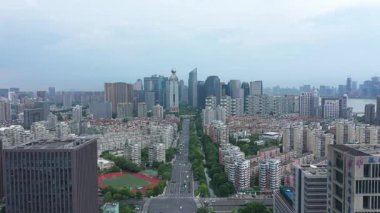 Modern gökdelenleri, Hangzhou Çin 'i olan hareketli bir şehrin havadan görünüşü. Yüksek kalite 4k görüntü