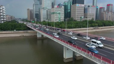 Modern gökdelenleri, Hangzhou Çin 'i olan hareketli bir şehrin havadan görünüşü. Yüksek kalite 4k görüntü