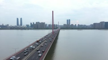 Modern gökdelenleri, Hangzhou Çin 'i olan hareketli bir şehrin havadan görünüşü. Yüksek kalite 4k görüntü