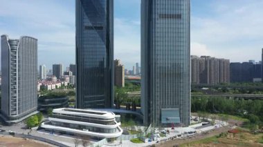 Modern gökdelenleri, Hangzhou Çin 'i olan hareketli bir şehrin havadan görünüşü. Yüksek kalite 4k görüntü