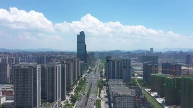 Modern gökdelenleri, Hangzhou Çin 'i olan hareketli bir şehrin havadan görünüşü. Yüksek kalite 4k görüntü