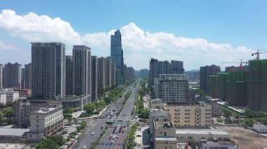 Modern gökdelenleri, Hangzhou Çin 'i olan hareketli bir şehrin havadan görünüşü. Yüksek kalite 4k görüntü