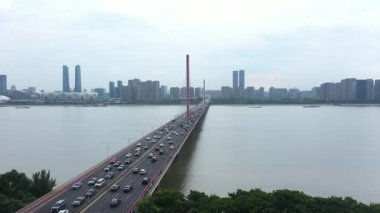 Modern gökdelenleri, Hangzhou Çin 'i olan hareketli bir şehrin havadan görünüşü. Yüksek kalite 4k görüntü