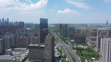 Modern gökdelenleri, Hangzhou Çin 'i olan hareketli bir şehrin havadan görünüşü. Yüksek kalite 4k görüntü