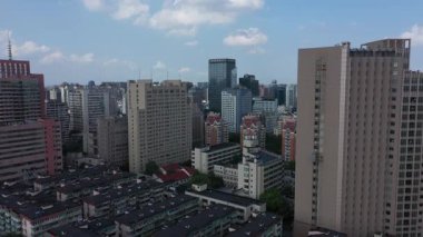 Modern gökdelenleri, Hangzhou Çin 'i olan hareketli bir şehrin havadan görünüşü. Yüksek kalite 4k görüntü