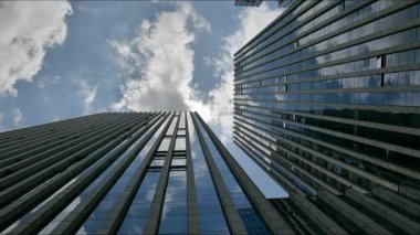 Düşük açılı gökdelenler, parlayan güneş mavisi gökyüzü, Xiaoshan Hangzhou Çin. Yüksek kalite 4k görüntü