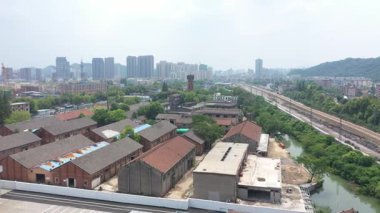 Hangzhou Çin 'in hareketli bir şehrindeki eski şehrin havadan görünüşü. Yüksek kalite 4k görüntü