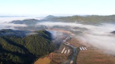 Sabah sisiyle çevrili dağların havadan görünüşü. Kuzeydoğu Çin Yüksek kalite fotoğraf