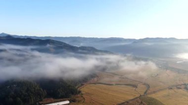 Sabah sisiyle çevrili dağların havadan görünüşü. Kuzeydoğu Çin Yüksek kalite fotoğraf