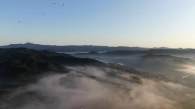 Sabah sisiyle çevrili dağların havadan görünüşü. Kuzeydoğu Çin Yüksek kalite fotoğraf