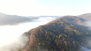Sabah sisiyle çevrili dağların havadan görünüşü. Kuzeydoğu Çin Yüksek kalite fotoğraf