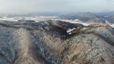 Çin 'in kuzeydoğusundaki karlı dağ manzarası. Yüksek kaliteli FullHD görüntüler