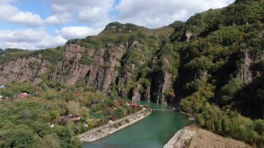 Kuzeydoğu Çin 'deki hava manzaralı sonbahar ormanı. Yüksek kalite 4k görüntü