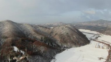 Çin 'in kuzeydoğusundaki karlı dağ manzarası. Yüksek kaliteli FullHD görüntüler