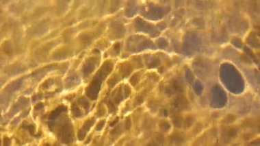 Kristal berrak su arka planı. Yavaş çekimde ışık yansıyan saf temiz su.