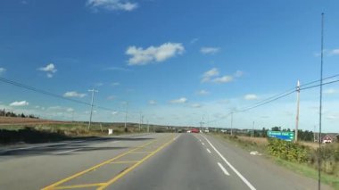 Prens Edward Adası 'nın sonbaharında kırsal yol manzarası. Yüksek kalite 4k görüntü