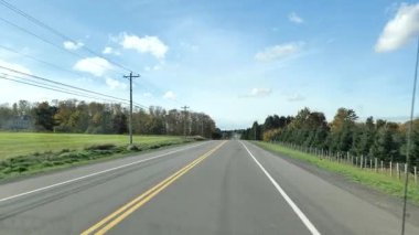 Prens Edward Adası 'nın sonbaharında kırsal yol manzarası. Yüksek kalite 4k görüntü