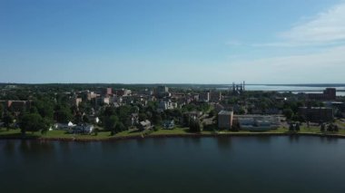 Kanada 'nın Prens Edward Adası' ndaki bir sahil şehri ve limanın havadan görüntüsü. Yüksek kalite fotoğraf