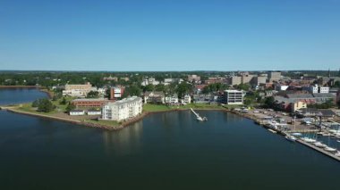 Kanada 'nın Prens Edward Adası' ndaki bir sahil şehri ve limanın havadan görüntüsü. Yüksek kalite fotoğraf