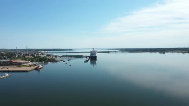 Kanada 'nın Prens Edward Adası' ndaki bir sahil şehri ve limanın havadan görüntüsü. Yüksek kalite fotoğraf