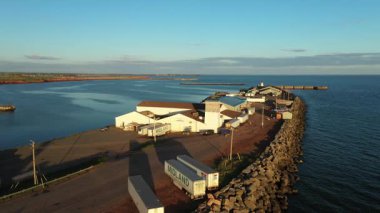 Kanada 'nın Prens Edward Adası' ndaki bir sahil şehri ve limanın havadan görüntüsü. Yüksek kalite fotoğraf