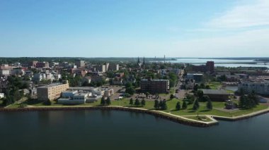 Kanada 'nın Prens Edward Adası' ndaki bir sahil şehri ve limanın havadan görüntüsü. Yüksek kalite fotoğraf
