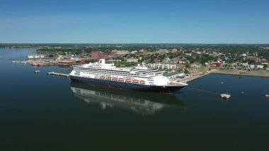 Kanada 'nın Prens Edward Adası' ndaki bir sahil şehri ve limanın havadan görüntüsü. Yüksek kalite fotoğraf