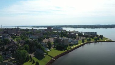 Kanada 'nın Prens Edward Adası' ndaki bir sahil şehri ve limanın havadan görüntüsü. Yüksek kalite fotoğraf