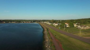 Kanada 'daki Prens Edward Adası' nın kıyı şeridi boyunca uçuyor. Güzel hava ve büyük uçurumlar. Yüksek kalite 4k görüntü