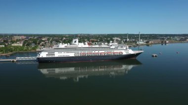 Kanada 'nın Prens Edward Adası' ndaki bir sahil şehri ve limanın havadan görüntüsü. Yüksek kalite fotoğraf