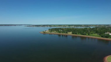 Kanada 'nın Prens Edward Adası' ndaki bir sahil şehri ve limanın havadan görüntüsü. Yüksek kalite fotoğraf