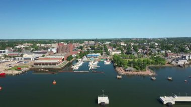 Kanada 'nın Prens Edward Adası' ndaki bir sahil şehri ve limanın havadan görüntüsü. Yüksek kalite fotoğraf
