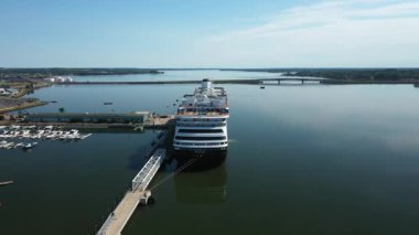 Kanada 'nın Prens Edward Adası' ndaki bir sahil şehri ve limanın havadan görüntüsü. Yüksek kalite fotoğraf