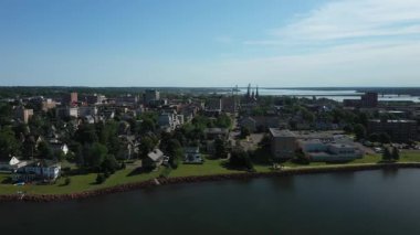 Kanada 'nın Prens Edward Adası' ndaki bir sahil şehri ve limanın havadan görüntüsü. Yüksek kalite fotoğraf