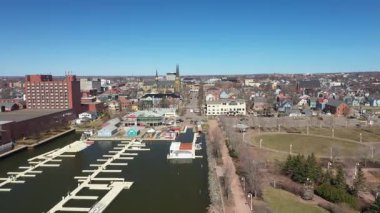 Kanada 'nın Prens Edward Adası' ndaki bir sahil şehri ve limanın havadan görüntüsü. Yüksek kalite fotoğraf