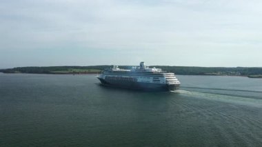 Kanada 'nın Prens Edward Adası' nda okyanusta hareket eden yolcu gemisinin hava görüntüsü. Yüksek kalite 4k görüntü