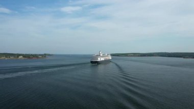 Kanada 'nın Prens Edward Adası' nda okyanusta hareket eden yolcu gemisinin hava görüntüsü. Yüksek kalite 4k görüntü