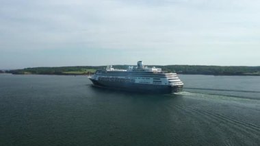 Kanada 'nın Prens Edward Adası' nda okyanusta hareket eden yolcu gemisinin hava görüntüsü. Yüksek kalite 4k görüntü